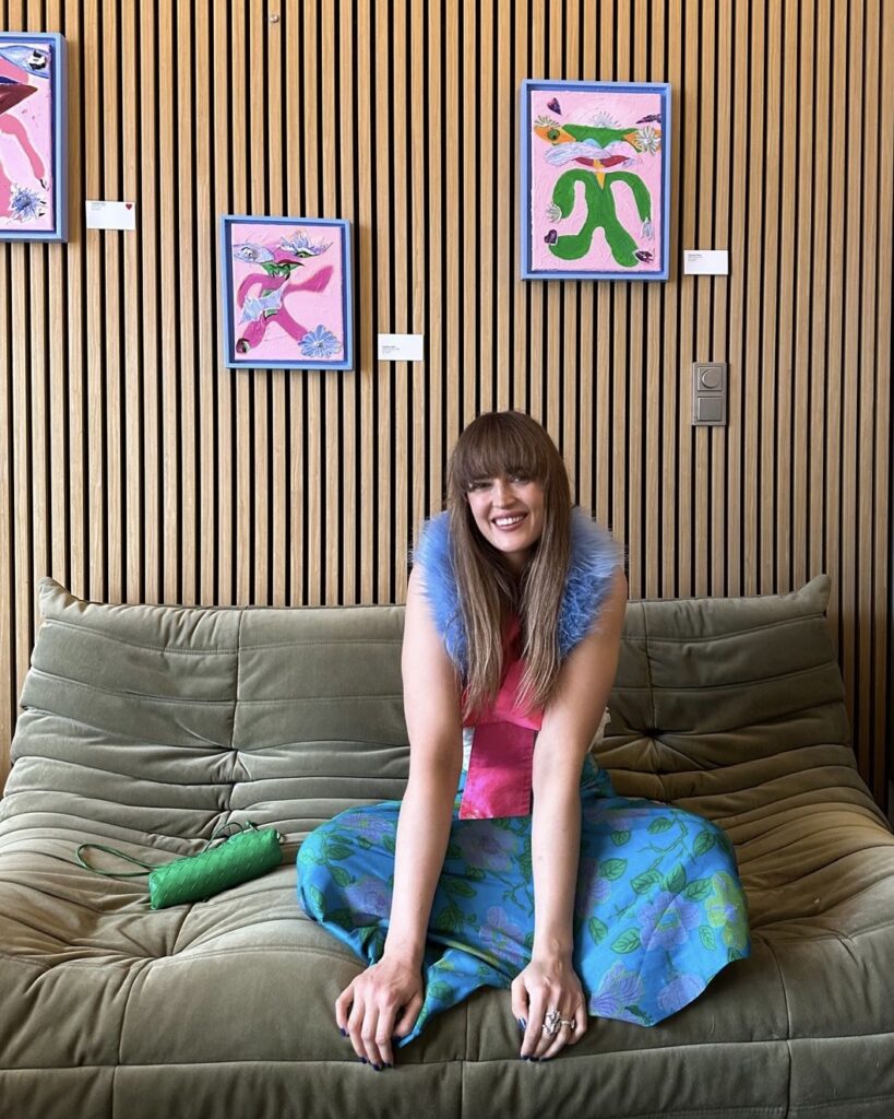 Franziska Katharina Röhrs vor Arbeiten der Serie Unbewusstes Entwirren